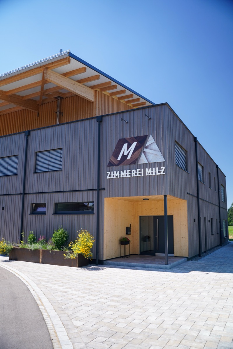 Firmengebäude mit dem Logo der Zimmerei Milz